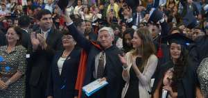 Carlos Carrera, de cabellera blanca, particip&oacute; este martes 30 de julio de 2019 en la ceremonia de graduaci&oacute;n de bachilleres del programa &ldquo;Todos ABC&rdquo; que se cumpli&oacute; en la Unidad Educativa Juan Montalvo. En la capital se incorporaron 327 estudiantes.