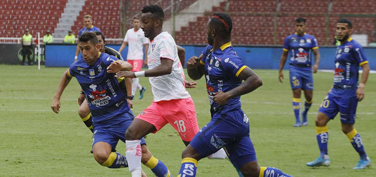 El volante de Liga de Quito, Jefferson Orejuela (c), domina el bal&oacute;n ante la marca de Pedro Perlaza (d) y Bruno Pi&ntilde;atares, este domingo 20 de octubre de 2019 en Casa Blanca.