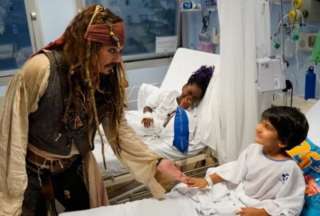 El entrañable Johnny Depp visita a pacientes en hospital infantil vestido de Jack Sparrow.