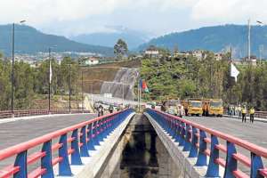 El puente sobre el r&iacute;o San Pedro tiene capacidad para soportar 1.200 toneladas de peso. Ayer fue sometido al 10% de ese l&iacute;mite. Foto: John Guevara/ El Tel&eacute;grafo