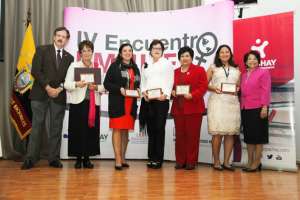 (Der. a Izq.) Silvia &Aacute;lvarez, Sonia Mora, Vianne Timmons, Amada Melo, Marcela Paredes y Altagracia L&oacute;pez. Foto: Cortes&iacute;a Yachay