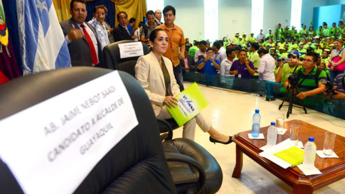 La candidata Viviana Bonilla (PAIS) expuso sus planes para la ciudad en la Facso, mientras la silla reservada para Nebot estuvo vac&iacute;a. Foto: Miguel Castro