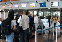Seis pasajeros con antecedentes penales fueron desembarcados de un vuelo que iba de Guayaquil a Galápagos.