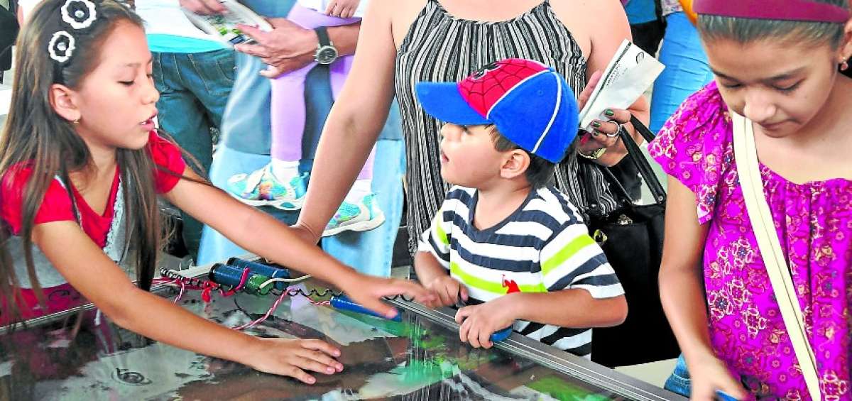 Los futuros cient&iacute;ficos participaron en una feria en la Polit&eacute;cnica