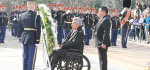 El presidente de Ecuador Len&iacute;n Moreno durante la entrega floral en el cementerio de Arlington.