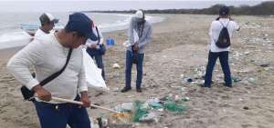 Cerca de 100 personas recogieron los desechos arrastrados por las corrientes hasta una playa de la isla Pun&aacute;, parroquia rural de Guayaquil. 