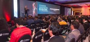 El periodista Andr&eacute;s Oppenheimer record&oacute; que la consigna de ahora para el progreso es "innovar o morir".