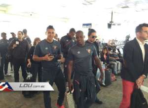 Los jugadores de Liga de Quito embarcando en el aeropuerto Mariscal Sucre: FOTO: @LDU_Oficial