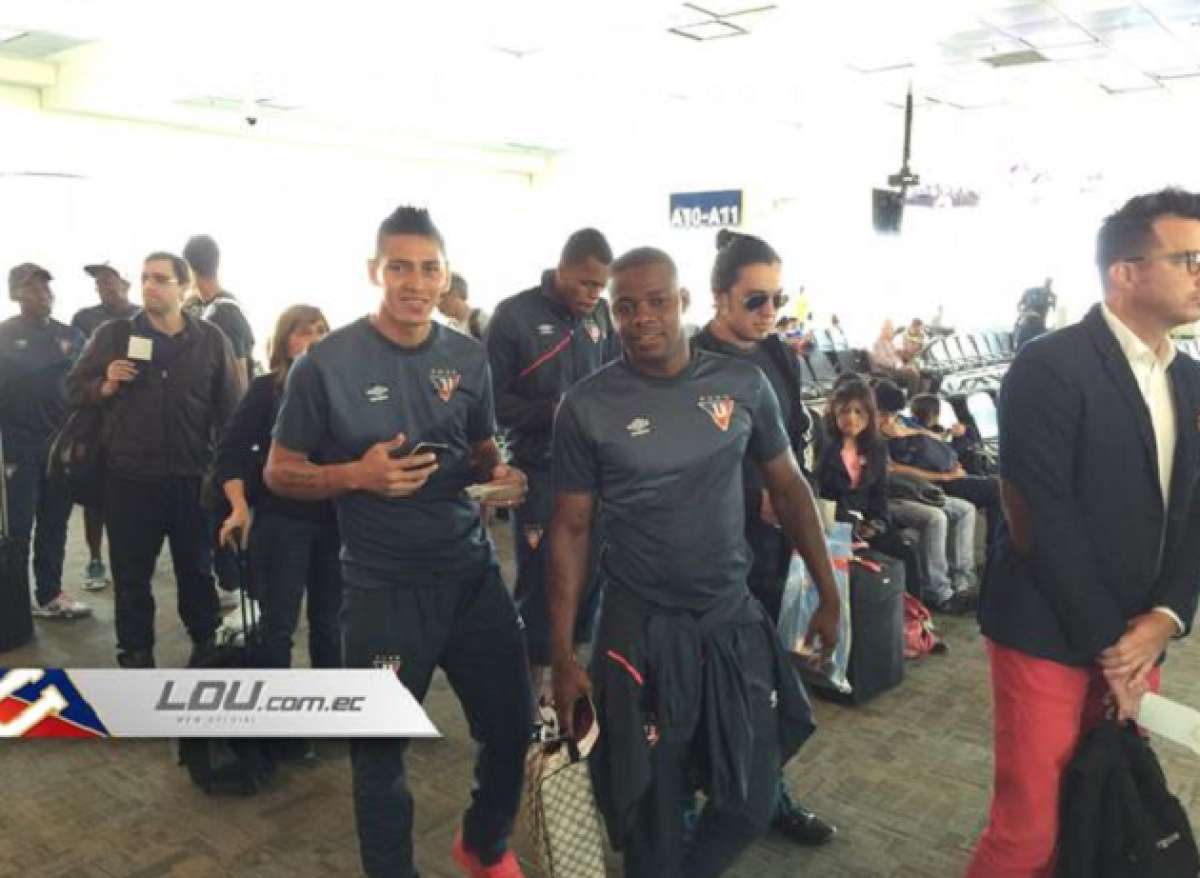 Los jugadores de Liga de Quito embarcando en el aeropuerto Mariscal Sucre: FOTO: @LDU_Oficial