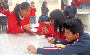 Durante los recreos, los j&oacute;venes estudiantes pueden optar por alimentarse con productos ancestrales y nutritivos que los ayuden en sus jornadas diarias. Foto: Elizabeth Maggi / para El Tel&eacute;grafo