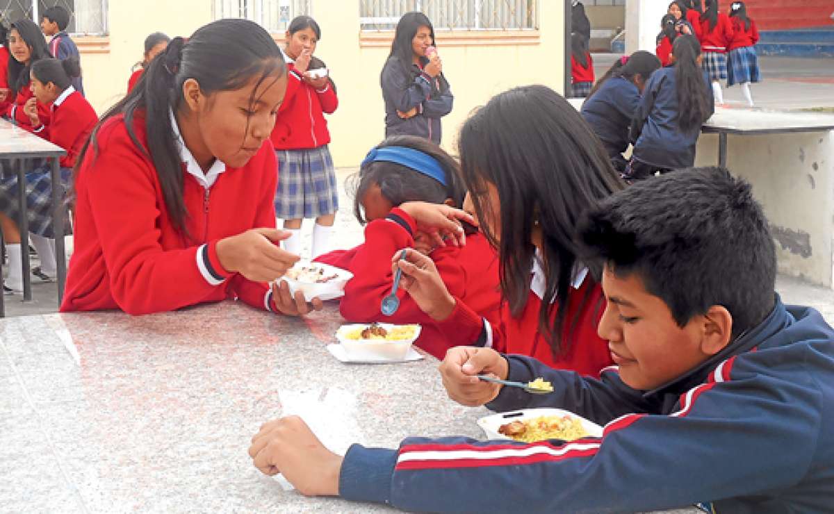 Durante los recreos, los j&oacute;venes estudiantes pueden optar por alimentarse con productos ancestrales y nutritivos que los ayuden en sus jornadas diarias. Foto: Elizabeth Maggi / para El Tel&eacute;grafo