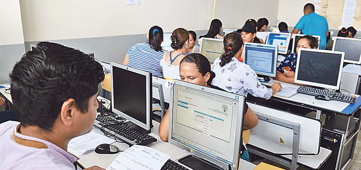 En la sala de c&oacute;mputo de la Unidad Educativa Eloy Alfaro, un grupo de operadores recibe la documentaci&oacute;n para iniciar el tr&aacute;mite de cambios.