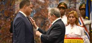 Gobierno de Cuba impone a Correa la Orden Jos&eacute; Mart&iacute;