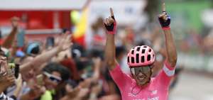 El ciclista Sergio Higuita, oriundo de Medell&iacute;n, Colombia, festeja con los brazos en alto su triunfo en la etapa 18 de la Vuelta a Espa&ntilde;a.