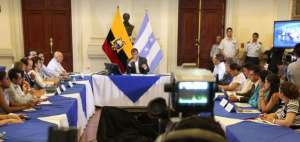 El presidente Rafael Correa durante el conversatorio con medios de comunicaci&oacute;n en el sal&oacute;n Sim&oacute;n Bol&iacute;var, Gobernacion del Guayas