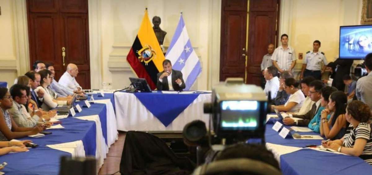 El presidente Rafael Correa durante el conversatorio con medios de comunicaci&oacute;n en el sal&oacute;n Sim&oacute;n Bol&iacute;var, Gobernacion del Guayas