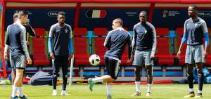 El delantero Antoine Griezmann (c) es la principal arma de Francia. Aqu&iacute; durante una pr&aacute;ctica en el Kaz&aacute;n Arena.