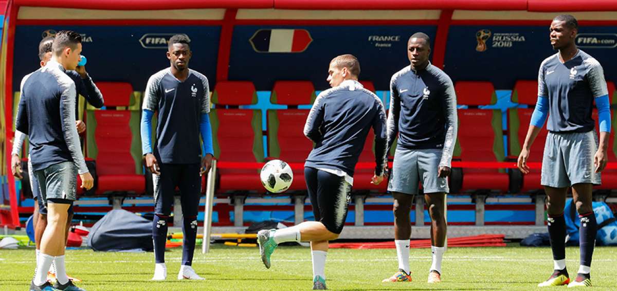 El delantero Antoine Griezmann (c) es la principal arma de Francia. Aqu&iacute; durante una pr&aacute;ctica en el Kaz&aacute;n Arena.