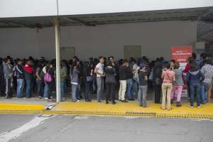 Miles de personas hicieron filas para encontrar entradas para el concierto. Foto: Fernando Sandoval/ EL TEL&Eacute;GRAFO. 