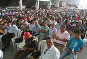 Cientos de representantes de gremios de choferes se reunieron en Santo Domingo de los Ts&aacute;chilas. Foto: Cortes&iacute;a