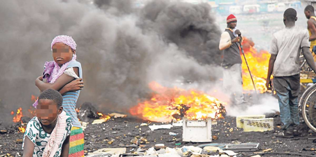 Al menos 40.000 ghaneses, entre ellos ni&ntilde;os, trabajan en Ghana reciclando basura electr&oacute;nica. Foto: Tomada de pureearth.org