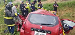 Tres personas fallecen en choque entre bus y auto