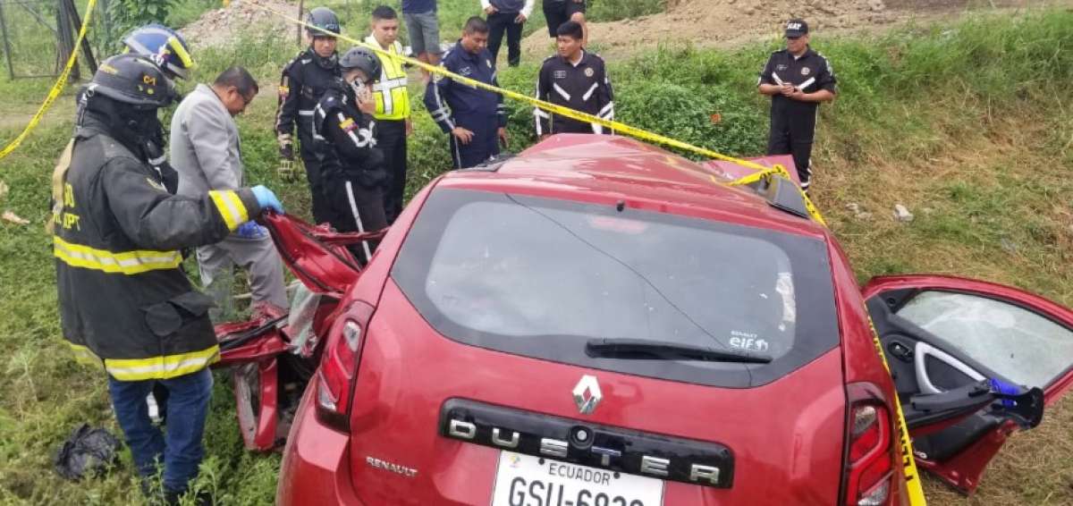 Tres personas fallecen en choque entre bus y auto
