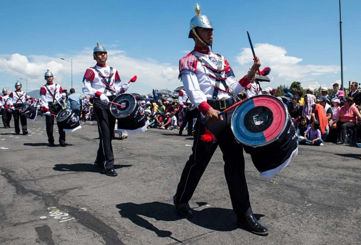 En el desfile sobresalieron las bandas de paz de los colegios de Quito. Foto: Marco Salgado/ EL TEL&Eacute;GRAFO. 