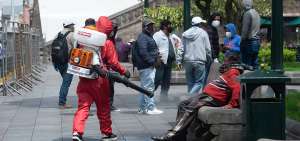 Adem&aacute;s de las medidas de autoprotecci&oacute;n, como la mascarilla y el lavado de manos, las autoridades desinfectan los espacios p&uacute;blicos permanentemente.