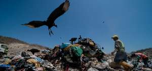 Juan Delgado y Fernando Alonzo llevan a&ntilde;os trabajando en el muladar como recicladores. Ellos piden ser considerados en los proyectos del Municipio.