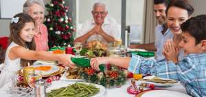 Las familias alistan la m&uacute;sica, preparan la comida y las bebidas en Navidad. La mayor&iacute;a usa sus mejores galas.