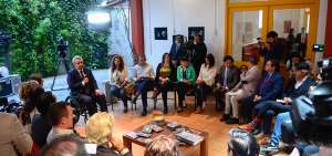 El presidente Len&iacute;n Moreno (izq.) durante el encuentro con los gestores de la producci&oacute;n audiovisual nacional.