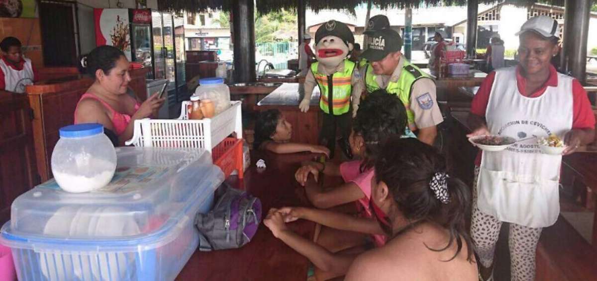 Festival acrob&aacute;tico de la Polic&iacute;a en Atacames