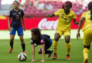 La ecuatoriana Mayra Olvera es derribada por las africanas en la salida. Foto: AFP