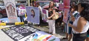 Un grupo de mujeres ped&iacute;a justicia afuera de la Unidad Judicial del Alb&aacute;n Borja, donde se realiz&oacute; el juicio contra el sospechoso de la muerte de Gina.