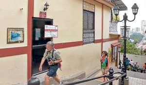 Los turistas que recorrieron el cerro Santa Ana (centro de Guayaquil) se sorprendieron por la cantidad de locales clausurados. Foto: Eduardo Escobar / El Tel&eacute;grafo