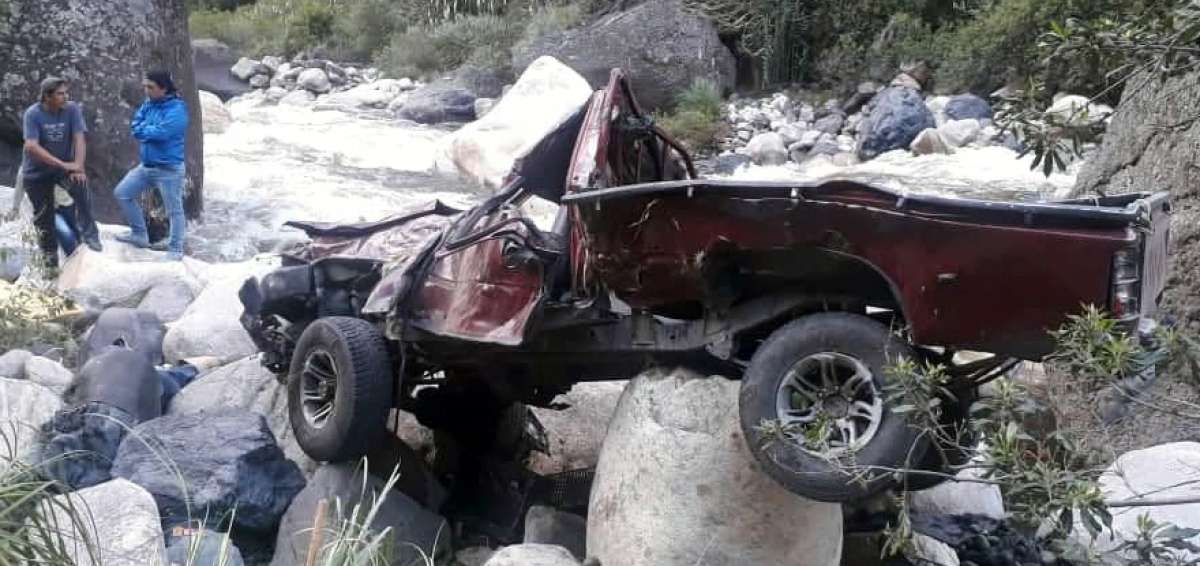 La camioneta, en la que viajaban seis personas y cargada de gavetas con aguacate, se destruy&oacute; luego de caer en un abismo de 50 metros. 
