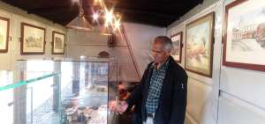 El artista Jhery Reinoso muestra los objetos de la exhibici&oacute;n en el museo galer&iacute;a El Vag&oacute;n del arte, en Chimbacalle.         