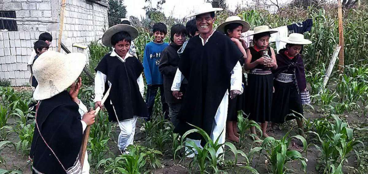 Los hombres sabios, tanto agricultores como m&uacute;sicos y artesanos, entregan herramientas de labranza a los j&oacute;venes en la parroquia Salasaca.