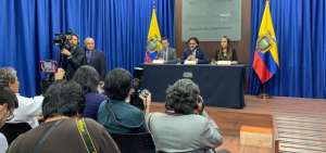 El ministro de Telecomunicaciones, Andr&eacute;s Michelena, el viceministro del ramo, Marco Sancho, y la titular de la Dinardap, Lorena Naranjo, durante la rueda de prensa. 