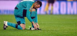 David Ospina sufre un dolor en la espalda tras el choque que tuvo en el partido entre Arsenal y Everton, el s&aacute;bado pasado.