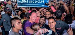 El ciclista brit&aacute;nico Chris Froome (c) con varios aficionados durante la presentaci&oacute;n de &ldquo;El Giro de Rigo&rdquo;, organizado por Rigoberto Ur&aacute;n.