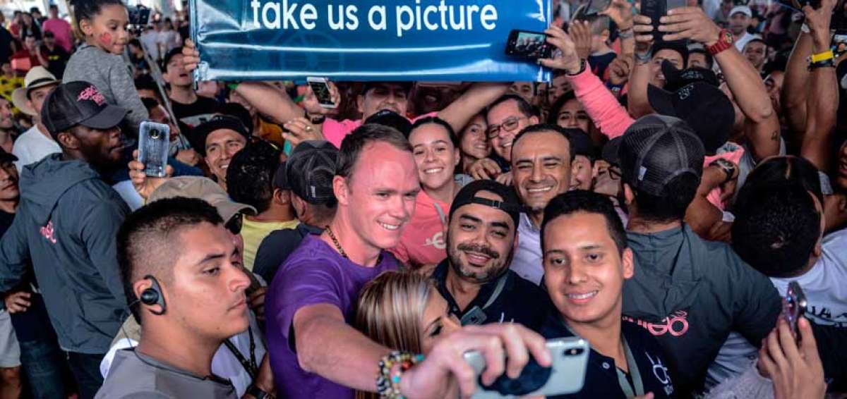El ciclista brit&aacute;nico Chris Froome (c) con varios aficionados durante la presentaci&oacute;n de &ldquo;El Giro de Rigo&rdquo;, organizado por Rigoberto Ur&aacute;n.