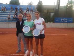 Camila Romero (d.) junto a su pareja de dobles, la argentina Melany Kriwoj con quien ha logrado dos t&iacute;tulos. Foto: Cortes&iacute;a