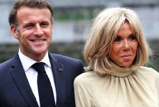 rigitte Macron ignora la mano de su esposo al llegar a Londres y desata rumores sobre su relación.