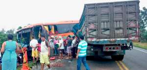Accidente deja 3 fallecidos y 14 heridos en la v&iacute;a Quevedo-Santo Domingo