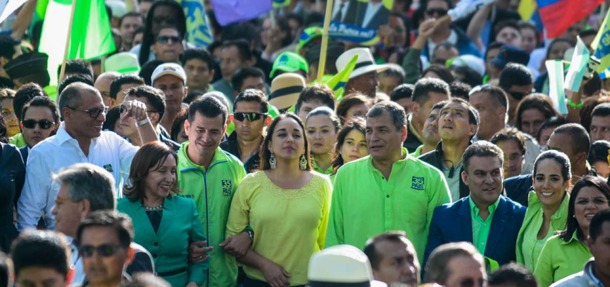 La marcha de candidatos y simpatizantes de PAIS parti&oacute; desde la sede oficialista, norte de Quito, hacia el CNE.