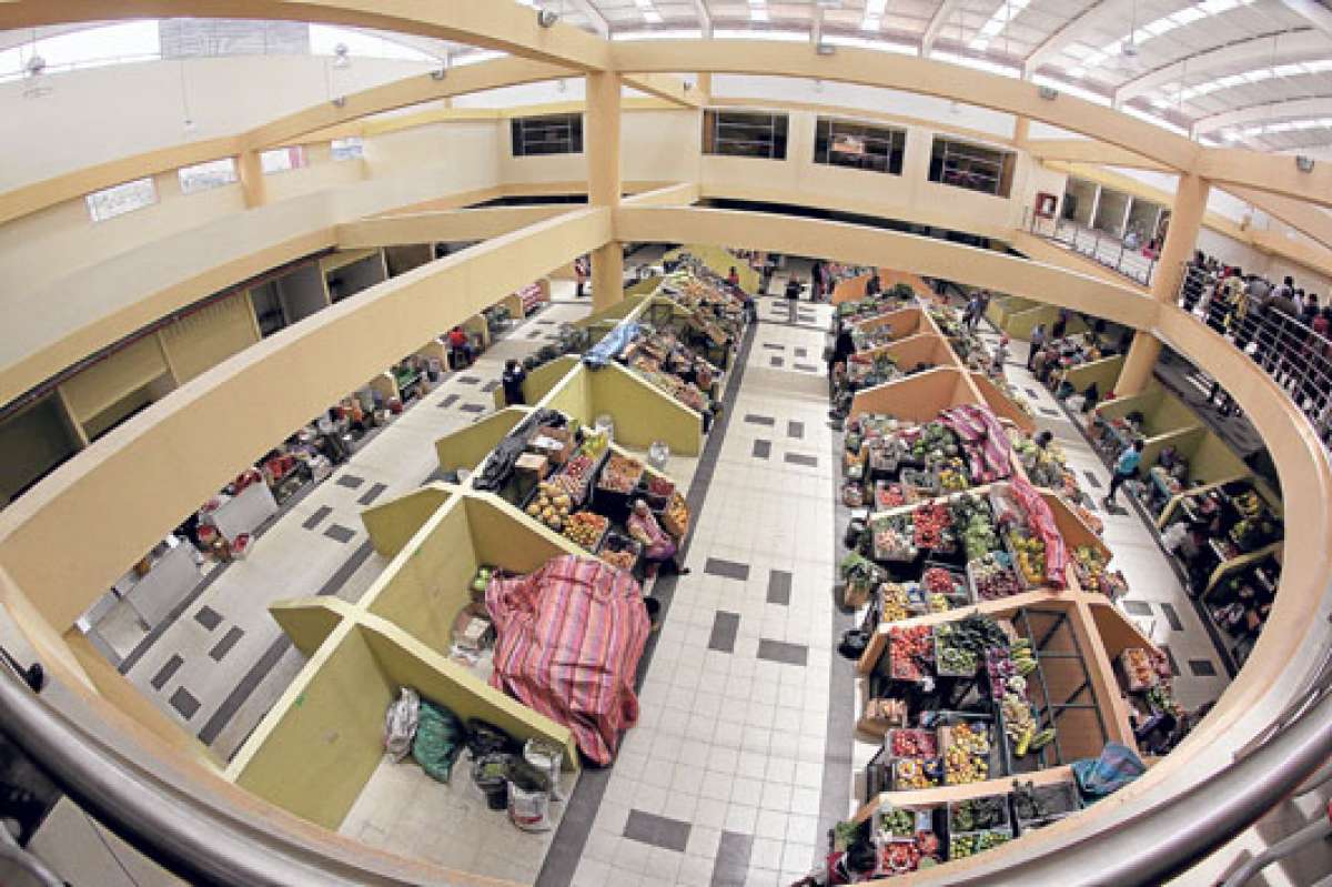 El centro de abastos fue remodelado y en su interior laborar&aacute;n los comerciantes que estuvieron durante varios meses en las calles. Foto: Roberto Ch&aacute;vez / El Tel&eacute;grafo.