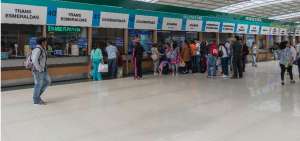 Usuarios de la terminal terrestre llegan a las ventanillas para solicitar la devoluci&oacute;n de dinero. 