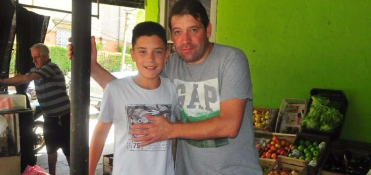 Fabi&aacute;n O&rsquo;Neill posa junto a su hijo Favio en la verduler&iacute;a en la que trabaja para subsistir.
